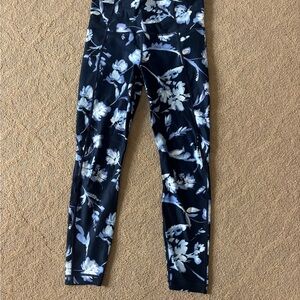 Athleta women’s Leggings in Navy and White Floral size small